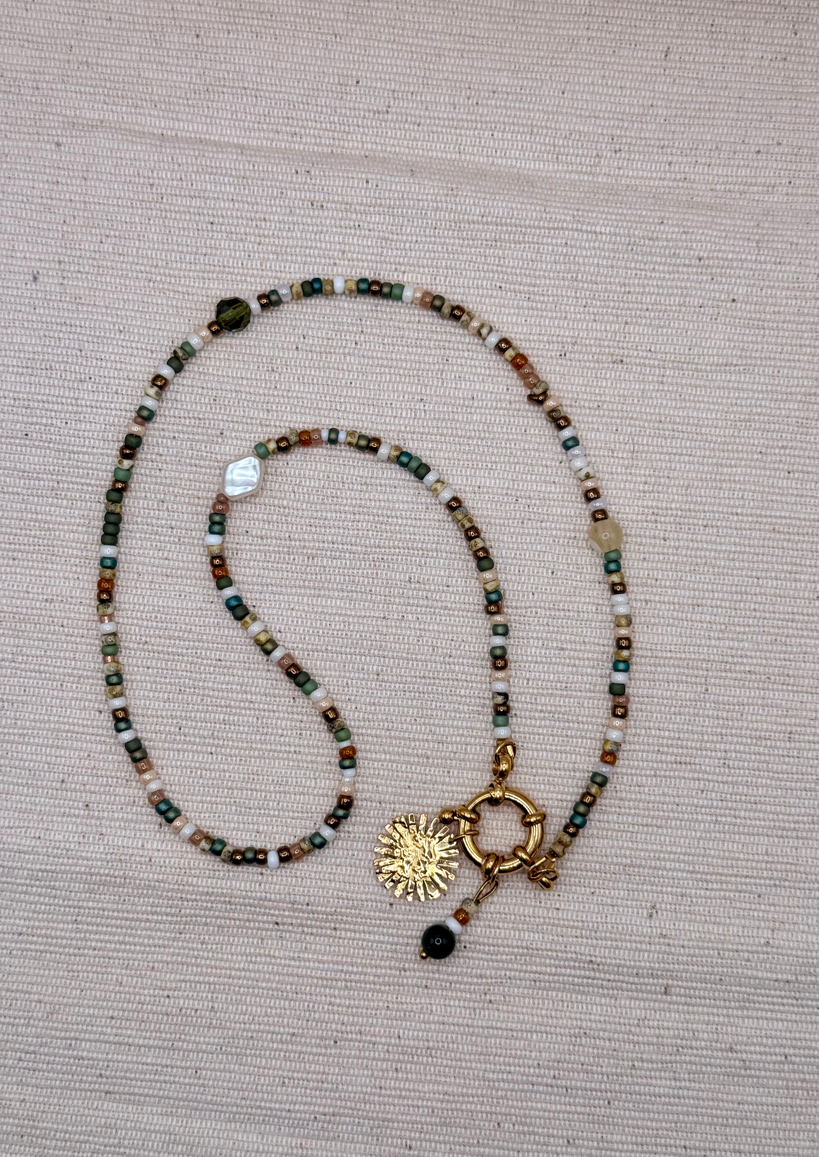 Collier perles Kaki et Beige